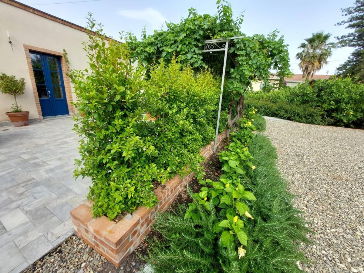 Suasor Villa Ачиреале Екстериор снимка