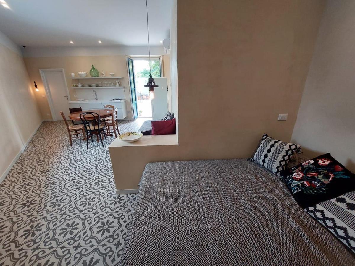 Suasor Villa Ачиреале Екстериор снимка