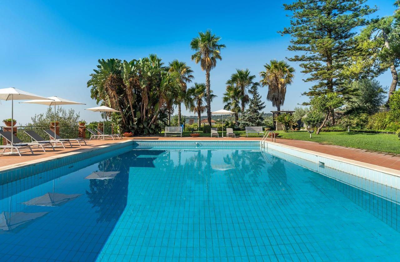Suasor Villa Ачиреале Екстериор снимка